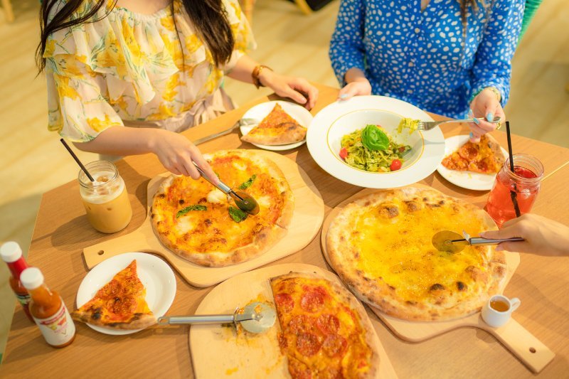 ピザ窯で焼くピザが人気！