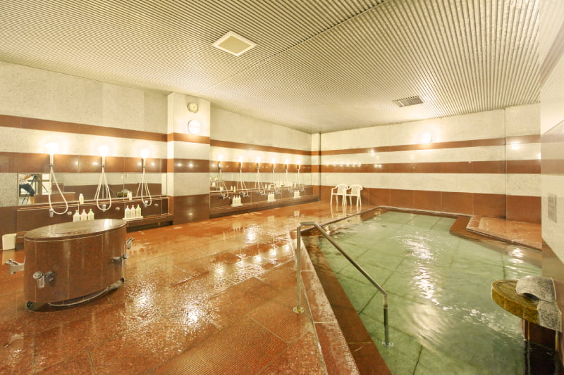 室内プールがすぐ隣。泳ぎ疲れて身体が冷えても、すぐに温まりリフレッシュできます