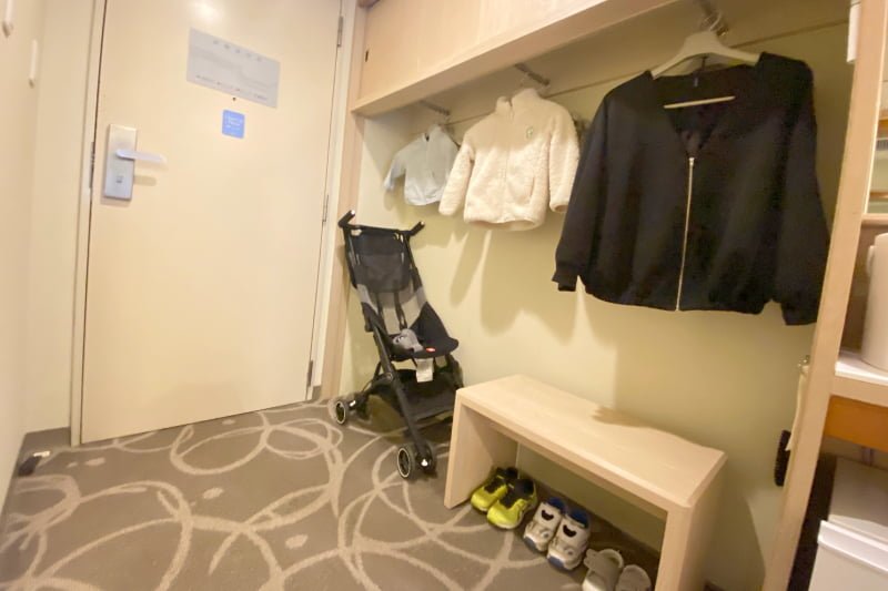 扉横のクローゼットは撤去し、ベビーカーなどが置ける空間に