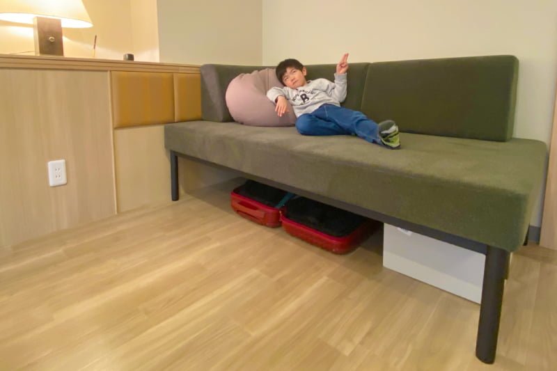 スーツケースを座面下に収納できる足長ソファ