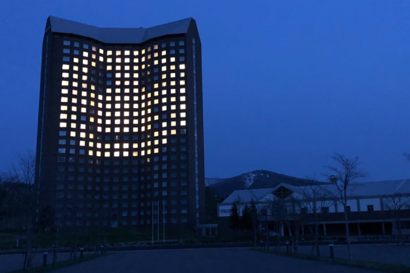 「＃LIGHT FOR HOPE」スマイルマークに願いをこめて、ホテルの窓をライトアップしました