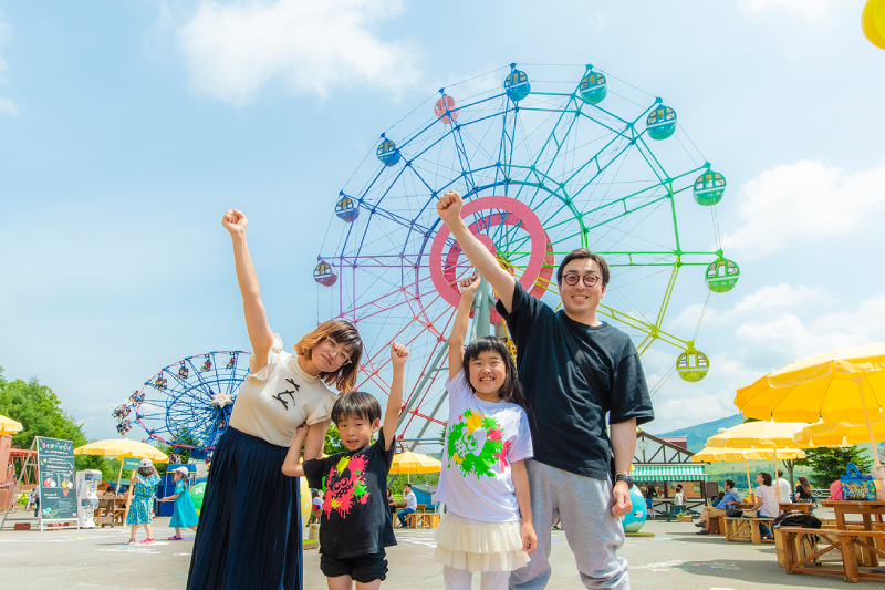 会場は観覧車のすぐ近く、らくがき広場の前