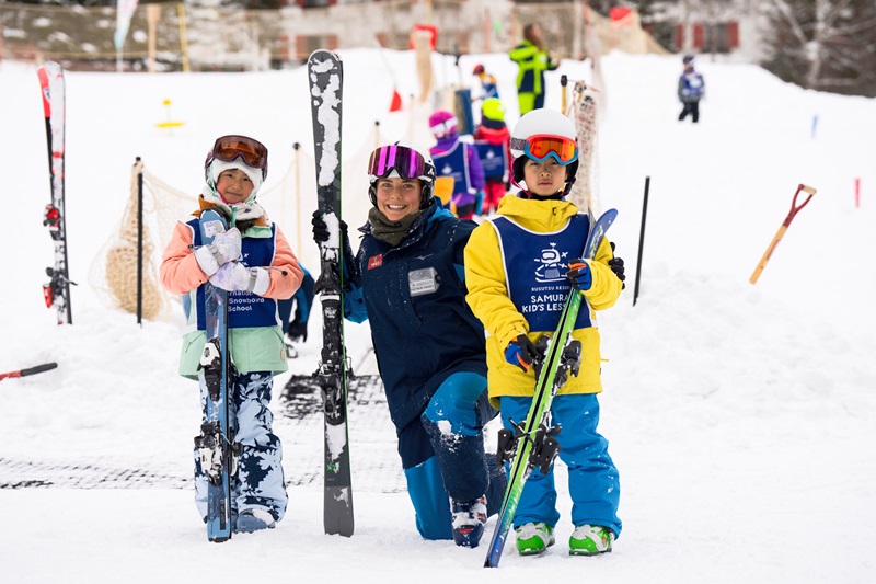 Learn to ski happily in English! Make friends in Samurai Kids Ski Lessons!