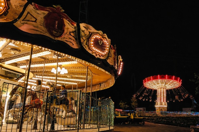 夜まで遊べる夏のルスツ！ライトアップされた「ナイター遊園地」へ
